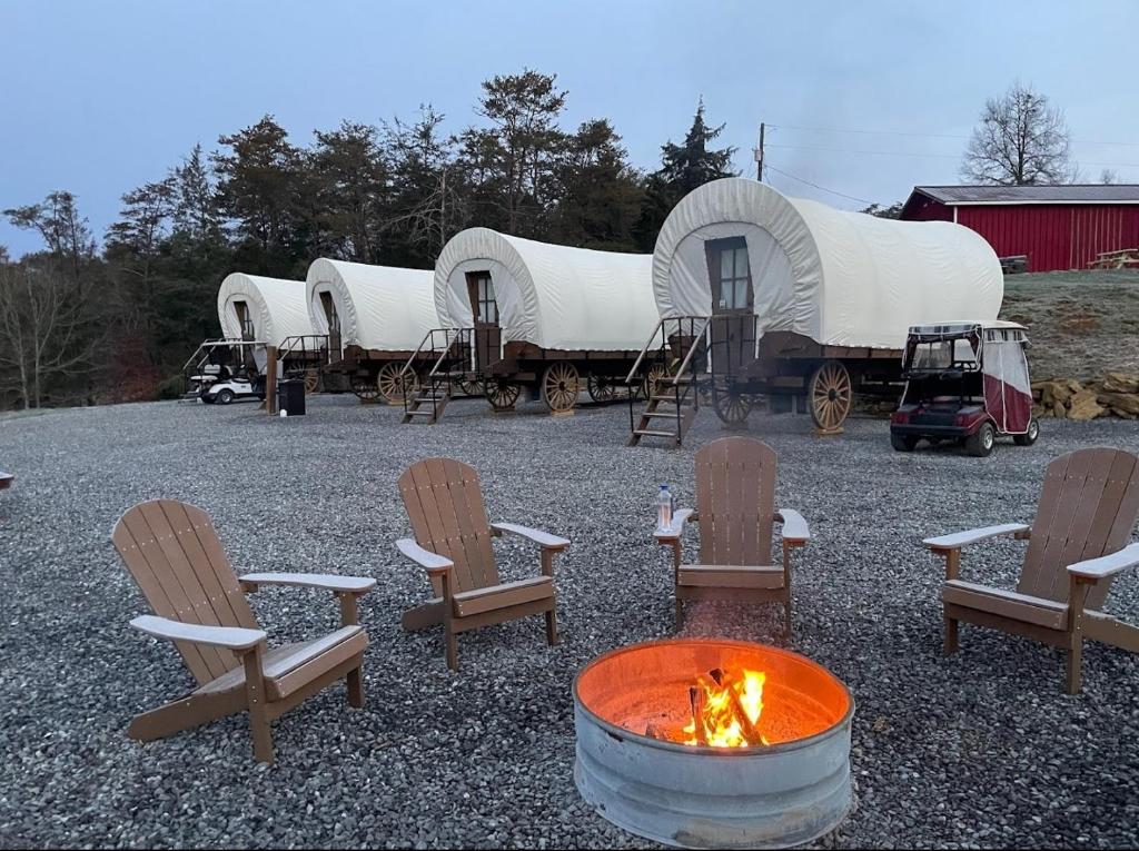 Smoky Hollow Outdoor Resort Covered Wagon
